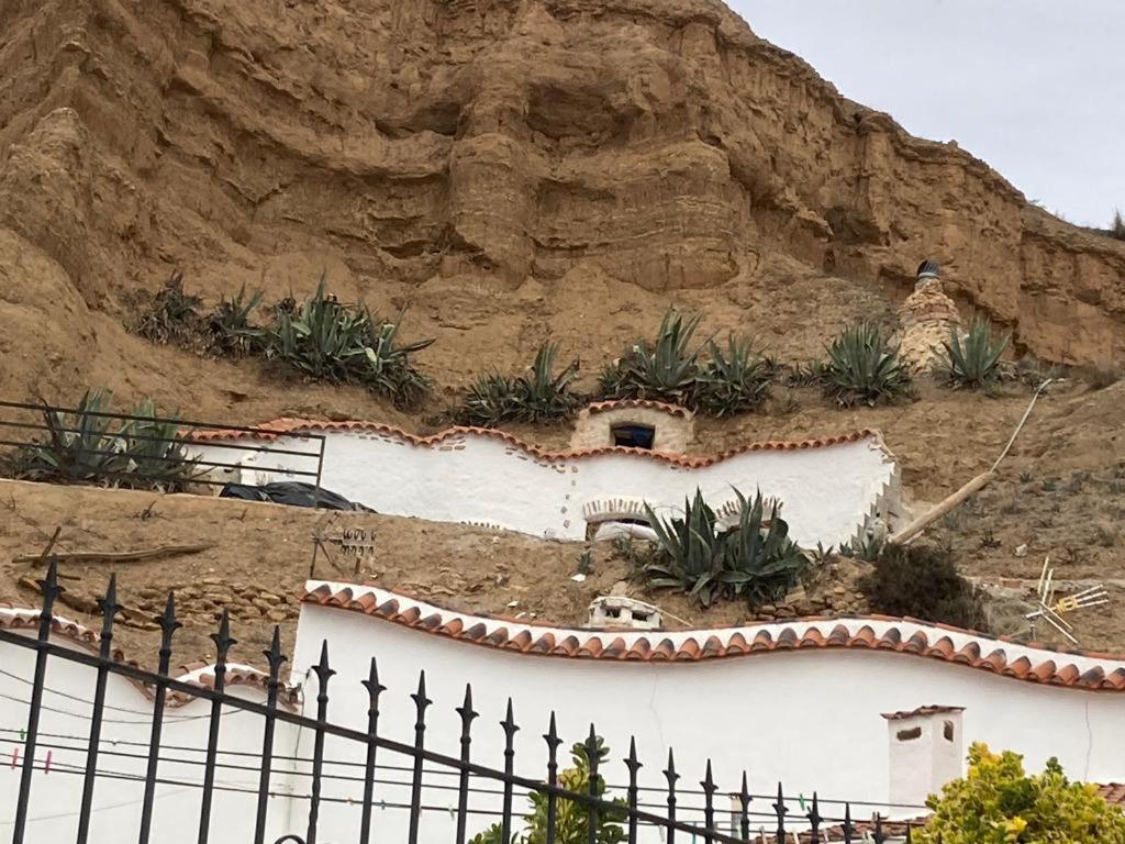 Creatively Designed Cavehouse With Jacuzzi Villa Gorafe Dış mekan fotoğraf